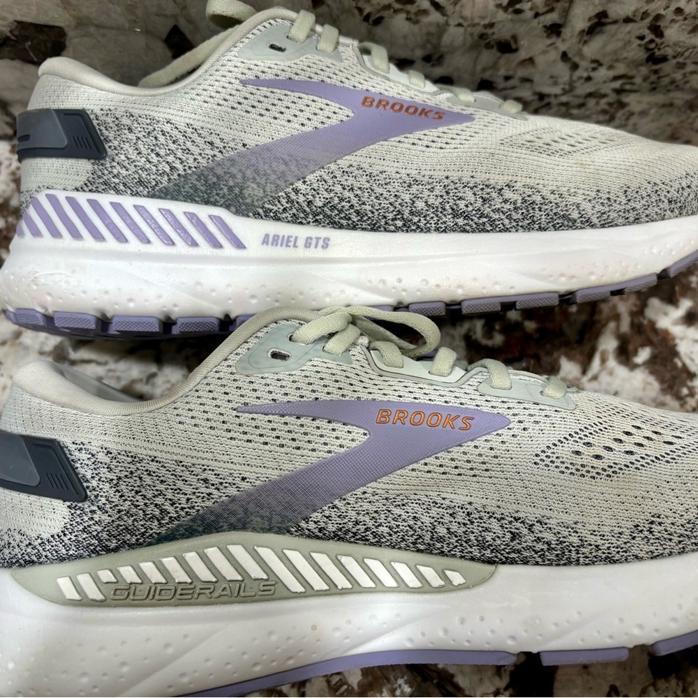 Brooks Women's Ariel GTS Sneakers - Cream and Lavender